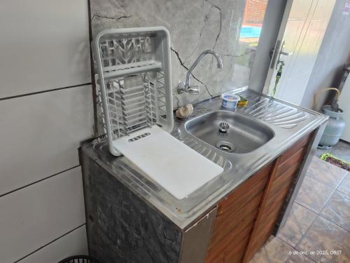 a kitchen counter with a sink and a sink at Casa com piscina,tipo kitnet, próximo ao Centro in Cotia