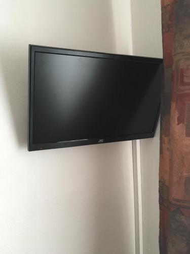 Televisyen dan/atau pusat hiburan di HARRYS City Motel