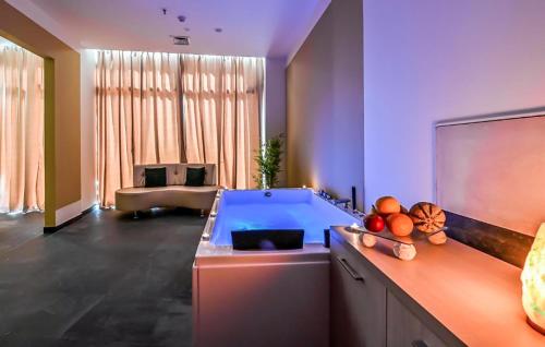 En eller flere senge i et værelse på Gorgeous Apartment In Biograd With Sauna