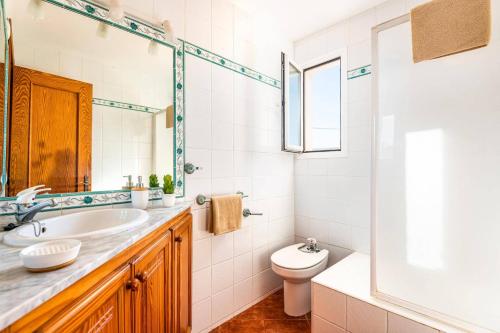 Et badeværelse på Villa Can Siscu by Villa Plus