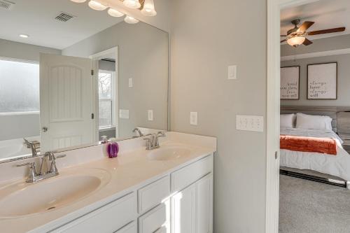 een witte badkamer met 2 wastafels en een spiegel bij WFH Setup, Fenced Yard! Spacious Spring Hill Stay in Kedron