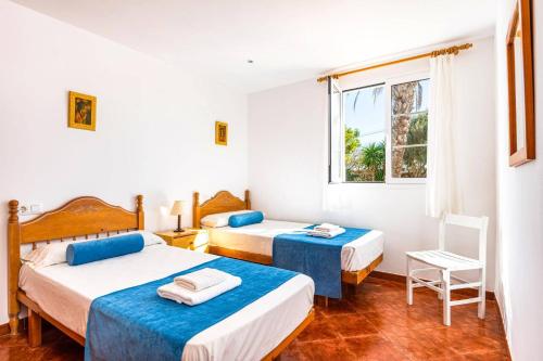 En eller flere senge i et værelse på Villa Can Siscu by Villa Plus