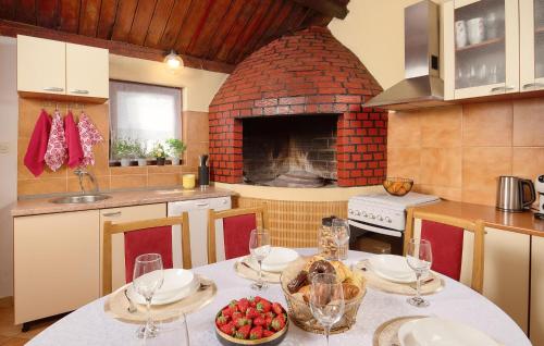 Cozy Home In Mastrinka