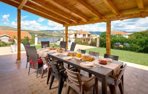 Cozy Home In Mastrinka