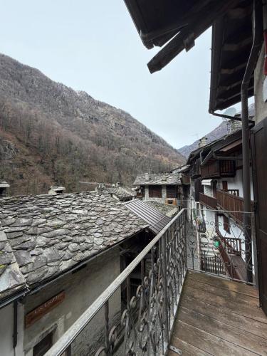 ein Blick vom Balkon eines Gebäudes in der Unterkunft La Cantina del Sole in Pontboset