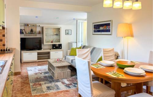 Et tv og/eller underholdning på 1 Bedroom Lovely Apartment In Belej