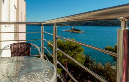 2 Bedroom Nice Apartment In Klek