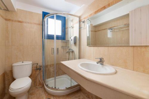 een badkamer met een toilet, een wastafel en een douche bij Villa Kalymnos by Villa Plus in Kolimbia