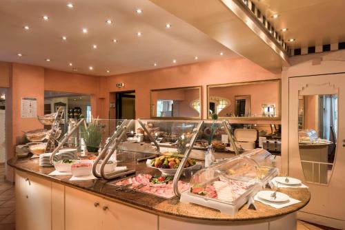 uma fila de bufê em um restaurante com comida em Best Western Hotel zur Post em Bremen