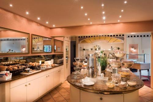 uma grande cozinha com um balcão com copos em Best Western Hotel zur Post em Bremen