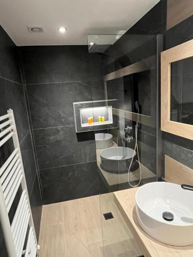 um banheiro com uma pia e um vaso sanitário em Muntenia Inn Apartments and Suites em Kalavrita