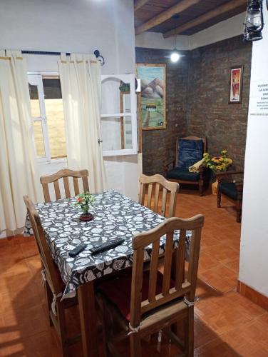 tavolo da pranzo con sedie, tavolo, tavolo e sedie di Casa Cómoda en Barreal a Barreal