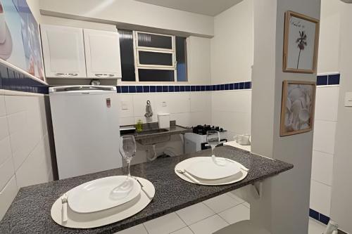 eine Küche mit zwei Weingläsern auf der Theke in der Unterkunft Kitnet na rua da UFV com Smart TV e Garagem in Viçosa