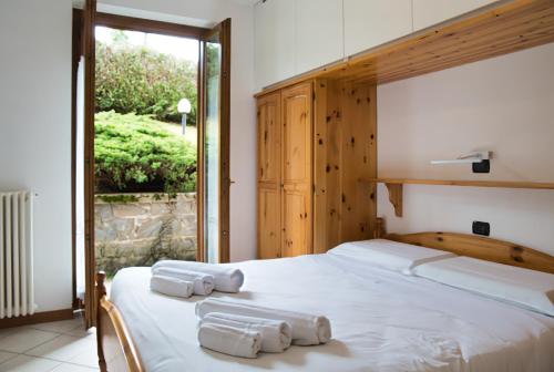a bedroom with a bed with towels on it at Cassina Lavallee 8 in Cremeno