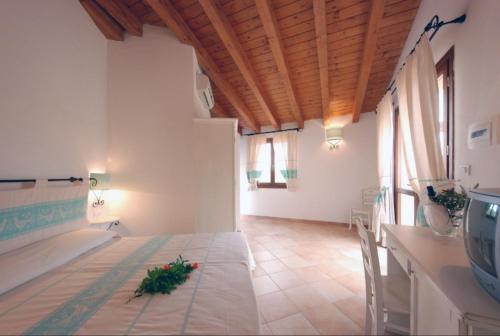 een eetkamer met een tafel met bloemen erop bij Functional studio with shared pool in Vignola Mare