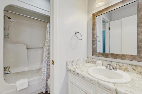 een badkamer met een wastafel en een spiegel bij Fort Morgan Townhomes E7 in Fort Morgan