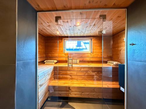 una sauna con porta in vetro in una cabina di legno di Villa am Wappach a Bayerisch Gmain