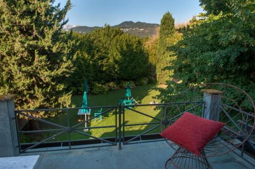 een rood kussen bovenop een balkon bij Villa Marinsky Pietrasanta in Pietrasanta