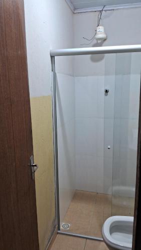 een badkamer met douche en toilet bij Pousada Central in Montes Claros