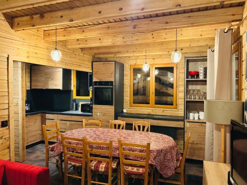 eine Küche und ein Esszimmer mit Tisch und Stühlen in der Unterkunft Chalet individuel 8 pers à Chatel Porte du soleil avec Jacuzzi exterieur in Châtel