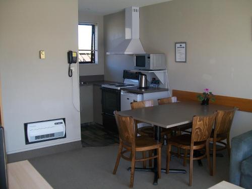 Η κουζίνα ή μικρή κουζίνα στο Sierra Motel and Apartments