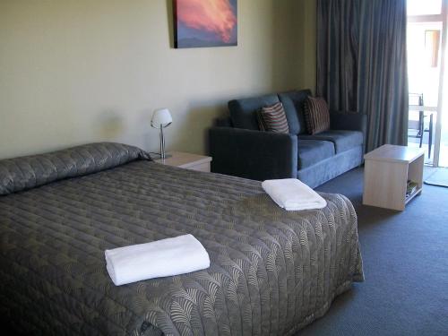 Ένα ή περισσότερα κρεβάτια σε δωμάτιο στο Sierra Motel and Apartments