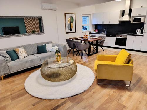 un salon avec un canapé et une table dans l'établissement Apartmani Jasmina 2, à Bihać