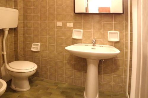 リニャーノ・サッビアドーロにあるCasa Marinaのバスルーム(洗面台、トイレ付)