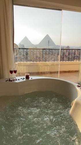 Maat Pyramids View Inn & Jacuzzi