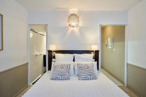 een slaapkamer met twee kussens op een bed en een badkamer bij Studio Vauban, Lille in Lille