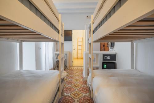 Ένα ή περισσότερα κρεβάτια σε δωμάτιο στο LLONGA'S Hostel