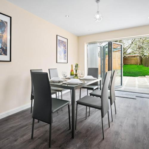 a dining room with a table and chairs at Four Bed House - Sleeps 7 - Garden - Parking - Smart TV 6COK in Birmingham