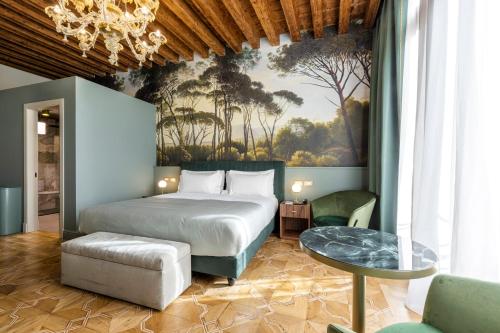 ein Schlafzimmer mit einem Bett und einem Gemälde an der Wand in der Unterkunft Hotel Villa Viridia in Venedig