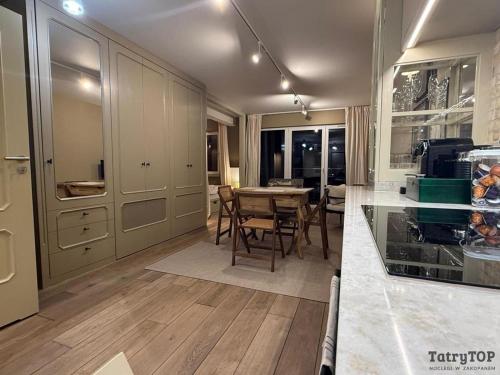 Køkken eller tekøkken på TatryTop Apartament Szałwiowy