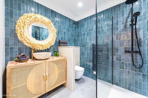 Et badeværelse på Le Nid d'Eliyah, suites avec jacuzzi 15min Disneyland Paris