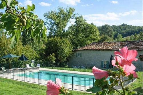 Grand gîte avec piscine entre Charente et Périgord