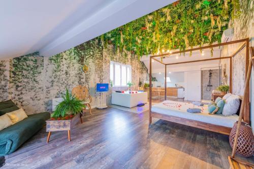 Et opholdsområde på Le Nid d'Eliyah, suites avec jacuzzi 15min Disneyland Paris