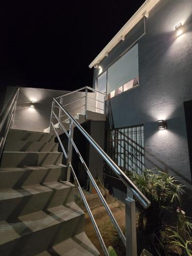 eine Treppe, die nachts zu einem Haus führt in der Unterkunft Apart Altos de Monte Hermoso in Monte Hermoso