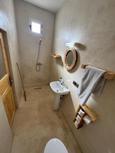 a bathroom with a sink and a toilet and a shower at Atlantic refuge in Wassane