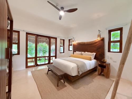 una camera da letto con un letto e un ventilatore a soffitto di Mikasa Bacalar Hotel Boutique, Lagoon Front a Bacalar