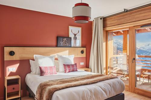 En eller flere senge i et værelse på Hotel L'Ecrin Blanc by Odalys