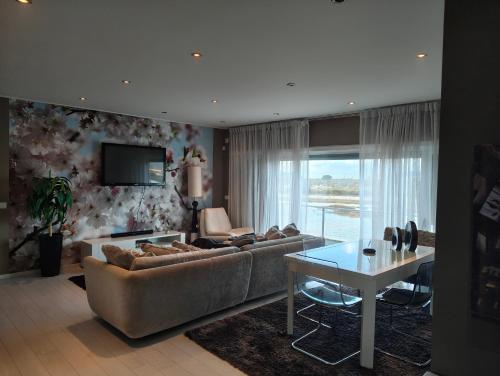 a living room with a couch and a table at Beach Hub in São Martinho do Porto