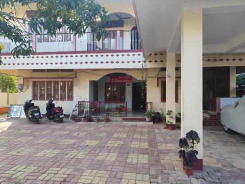 twee motorfietsen geparkeerd voor een gebouw bij The Modern Home Stay in Guwahati