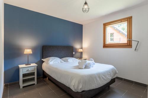 En eller flere senge i et værelse på Chalet Belle Etoile Val de Tamié