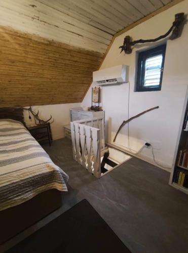 a bedroom with a bed and a window at Menyecske Guesthouse in Keszü
