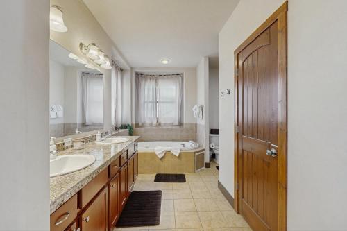 un ampio bagno con due lavandini e una vasca di Silver Sage Sanctuary a Granby