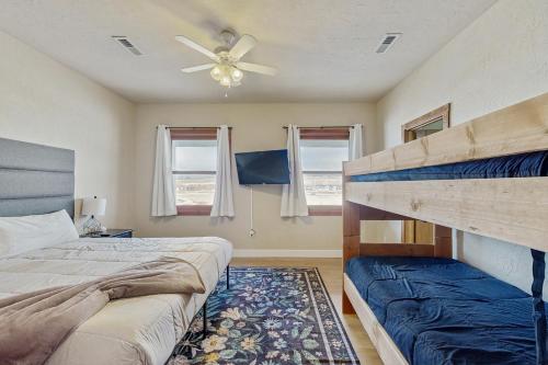 una camera da letto con due letti e un ventilatore a soffitto di Silver Sage Sanctuary a Granby
