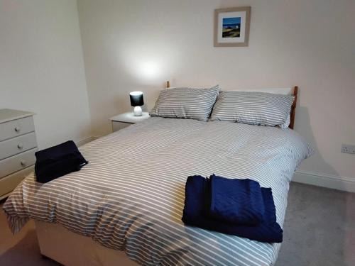 um quarto com uma cama com dois sacos em Turfhill House em New Deer