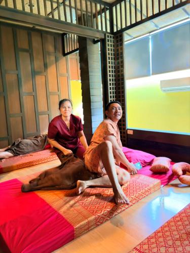 En eller flere senge i et værelse på Dewata wellness sauna