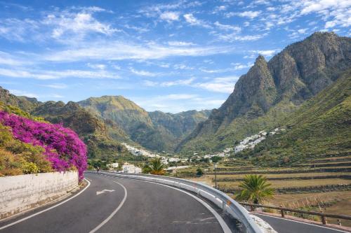 een lege weg met bergen op de achtergrond bij Villa Tamadaba Rural Home - Pet Friendly, Near Ocean, Ideal for Long Stays in Agaete